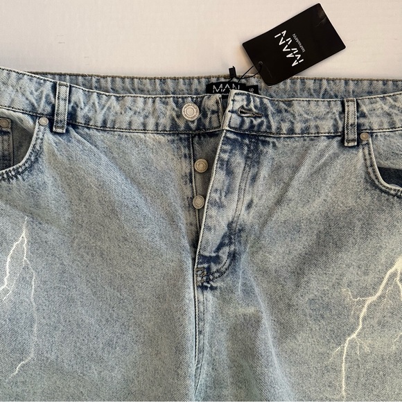 BOOHOO MAN SLIM-FIT LIGHTNING PRINT 5.5” ACID WASH DENIM JEAN SHORTS JORTS Sz46 - Picture 4 of 6